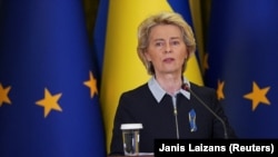 Predsjednica Evropske komisije Ursula von der Leyen govori na konferenciji za medije iz Kijeva, 8. april 2022. 