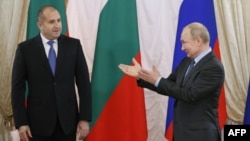 През 2019 г. Румен Радев се срещна в Москва с Владимир Путин. Няколко години по-късно двете страни на практика не поддържат връзки, но отношението към Русия се превърна в основна разделителна линия в българската политика.