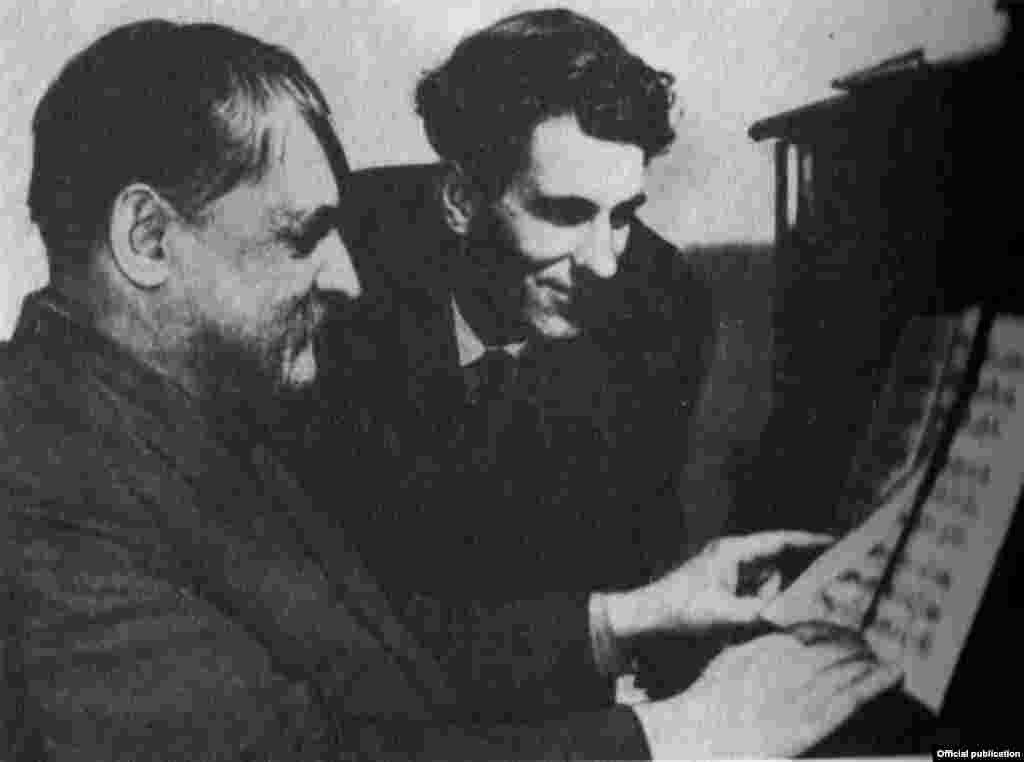 З кампазытарам Мікалаем Аладавым, 1958 г. Здымак з кнігі «Ніл Гілевіч. Збор твораў у 6 т.» выдавецтва «Мастацкая літаратура»