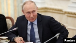 Ռուսաստանի նախագահ Վլադիմիր Պուտինը լրագրողների և բլոգերների հետ հանդիպման ժամանակ, Մոսկվա, 14-ը հունիսի, 2023թ.