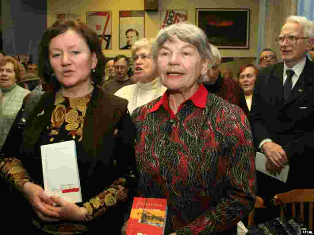 На заканчэньне прэзэнтацыі кнігі прысутныя прасьпявалі гімн “Магутны Божа” - На заканчэньне прэзэнтацыі кнігі прысутныя прасьпявалі гімн “Магутны Божа”