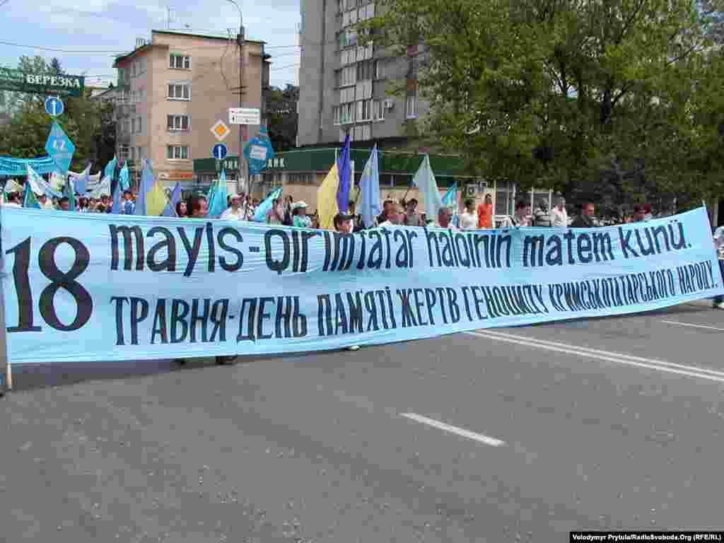 4. Год 2007-й, Симферополь, улица Кирова. Перед траурным митингом на площади проходит шествие центральными улицами города. Обычно и милиция, и горожане с пониманием относились к перекрытым улицам. 