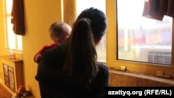 Девушка со своим ребенком. Иллюстративное фото.