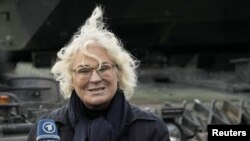 "Ovo su preteća i izazovna vremena", rekla je nemačka ministarka odbrane Kristin Lambreht na marginama NATO samita u Briselu, najavljujući plan o nabavci "Evropskog nebeskog štita". 