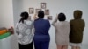 Femei thailandeze, într-un centru care găzduiește viitoare mame surogat. Pe pereți sunt fotografii ale copiilor născuți de mamele rezidente.