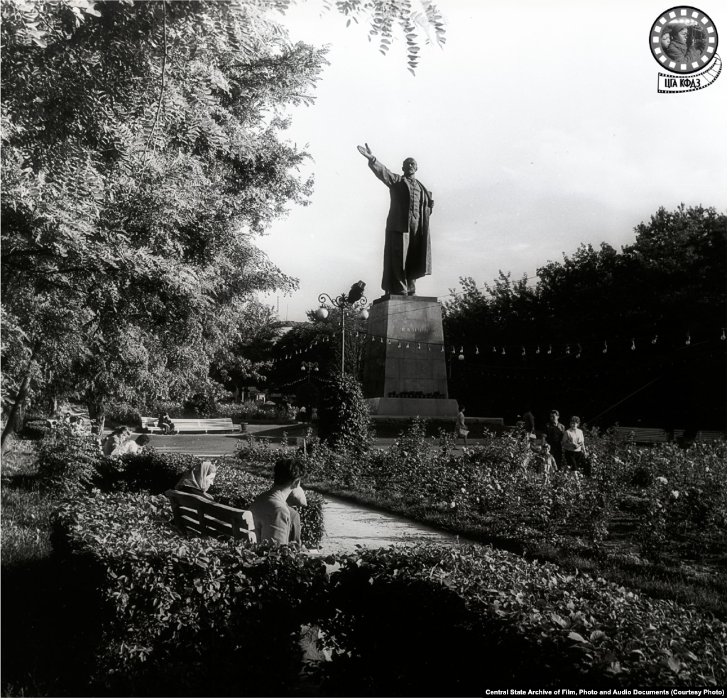 Памятник советскому вождю Ленину возле Дома правительства. Фото 1964 года. Монумент был создан знаменитым московским скульптором Евгением Вучетичем, автором памятника Воину-освободителю в берлинском Трептов-парке. В качестве места была выбрана тогдашняя площадь Цветов (позже сменившая название на площадь Ленина), расположенная рядом со строящимся зданием будущего Дома правительства (сейчас это здание Казахстанско-Британского технического университета). Памятник торжественно открыли 6 ноября 1957 года. В начале 1990-х памятник сняли с постамента и перевезли вместе с другими демонтированными статуями советских лидеров в сквер за кинотеатром «Сары-Арка» в спальном районе города. В 1997 году на постаменте, где простоял Ленин, установили памятник Маншук Маметовой и Алие Молдагуловой, двум казахским девушкам, героически погибшим на фронтах Второй мировой войны. 