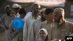 کارپوهان وايي، سره له دې چې پاکستان یو زرعي ملک دې او باید د خوراک ټول ضرورتونه پوره کړي، دغه هېواد له تېرو څو کالونو راهیسې د خوراک د کمي له خطر سره مخ دی.