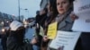 Ghiocei, la o temperatură de 0 grade Celsius, oferiți magistraților protestatari.