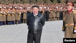 Kim Çen In hərbçilərlə birlikdə