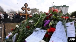 Buletine de vot au fost lăsate pe mormântul defunctului lider al opoziției ruse, Alexei Navalnâi, la cimitirul Borisovo din Moscova, pe 17 martie 2024, ultima zi de vot în cele trei zile ale alegerilor prezidențiale din Rusia.