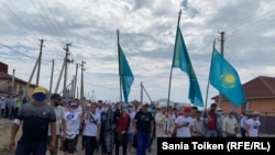 Приехавшие на поминки по Агадилу идут на кладбище, где он похоронен. Село Талапкер Акмолинской области, 8 августа 2020 года.