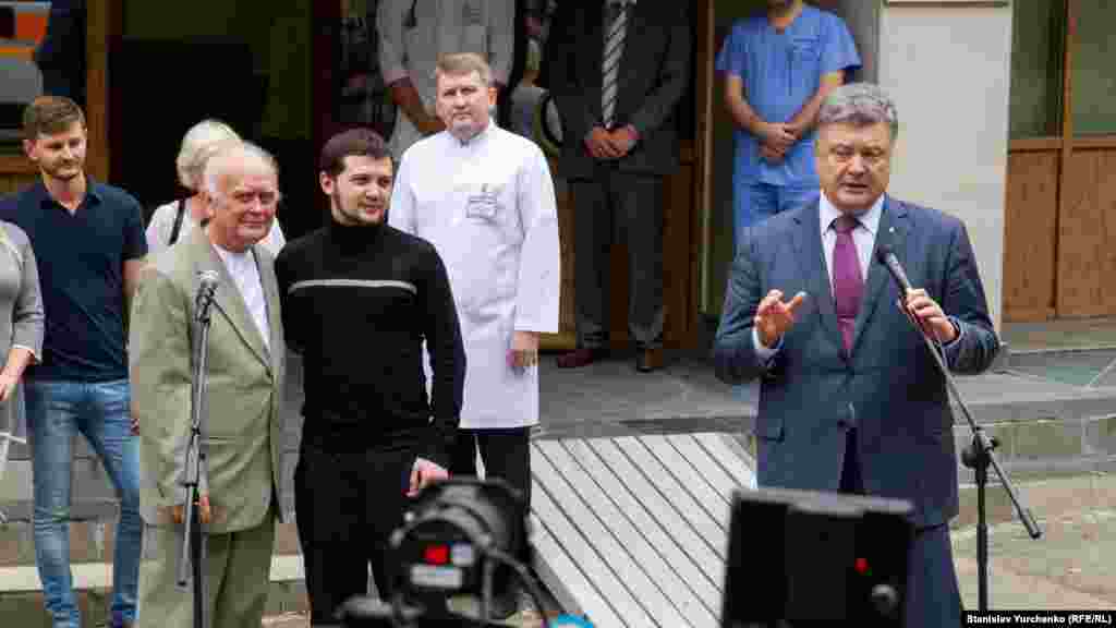 Зустріч президента України Петра Порошенка зі звільненими з російської в'язниці Геннадієм Афанасьєвим і Юрієм Солошенком.