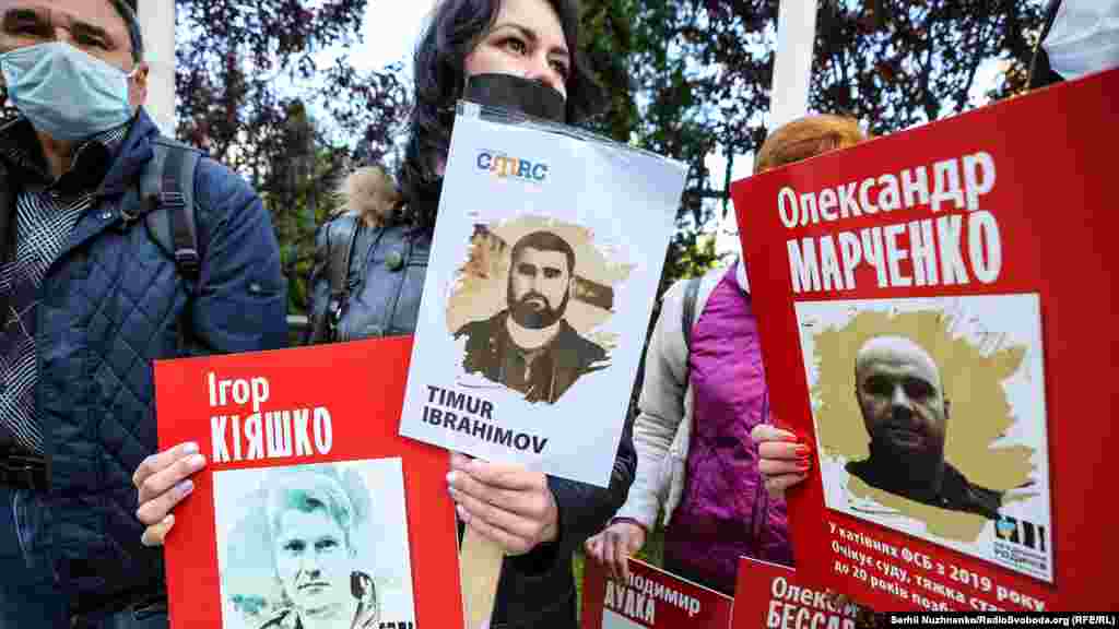 Тимур Ібрагімов є фігурантом другої Бахчисарайської «справи Хізб ут-Тахрір». Російські силовики заарештували його в жовтні 2017 року. Захисники кримчан, яких обвинувачують у причетності до забороненої в Росії ісламської організації, вважають справи мотивованими за релігійною ознакою. Переселенець Олександр Марченко в лютому 2019 року поїхав до окупованого Донецька, щоб забрати свій автомобіль. Представники угруповання «ДНР» затримали його і силою вивезли до Росії за звинуваченням у нібито контрабанді. Зараз Марченко перебуває в СІЗО Краснодарського краю. Крім статті про контрабанду, йому інкримінують шпигунство – стаття передбачає до 20 років позбавлення волі. Російський правозахисний центр «Меморіал» визнав Марченко політв'язнем 