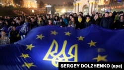 Ukrajinci mašu EU zastavom za vrijeme prvih dana protesta na Trgu nezavisnosti u središtu Kijeva 22. novembra 2013.