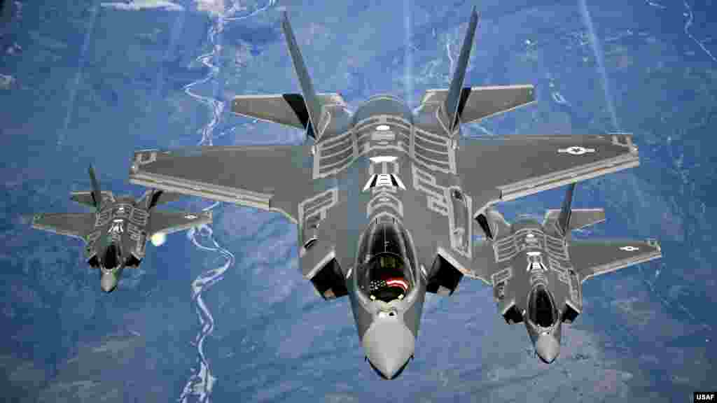 В 2016 году ВВС США получили F-35 «Молния II». Этот самолет меньше, чем F-22, но также принадлежит к истребителям пятого поколения, только обходится дешевле. 