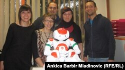 Grupa znanstvenika sa robotom Reneom