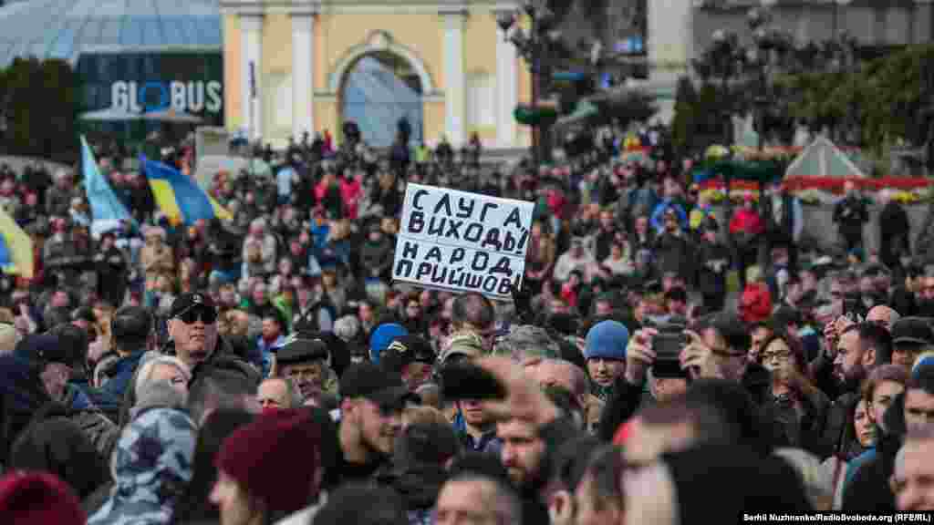 Тристороння контактна група в столиці Білорусі Мінську 1 жовтня узгодила й підписала документ, що розвиває так звану «формулу Штайнмаєра». Документ передбачає запровадження закону про «особливий статус» окупованої частини Донбасу після проведення там місцевих виборів, відповідно до законодавства України