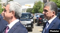 Экс-президент Серж Саргсян жана аны кайтарган мекеменин мурдагы башчысы Вачаган Казарян. 11-июль, 2015-жыл