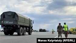 Жарылуу болгон аймактагы аскердик автоунаа жана "Тез жардам" машинеси. Тараз-Алматы жолу. Жамбыл облусу, Байзак району. Август, 2021-жыл.