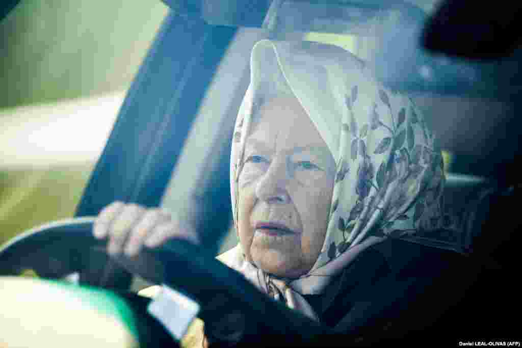 Regina Marii Britanii conducând mașina personală în vestul Londrei. Regina Elisabeta a 2-a a participat la Royal Windsor Horse Show. (AFP/Daniel Leal-Olivas)