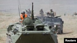 На учениях в армии Казахстана на полигоне вблизи Алматы. 24 августа 2010 года.