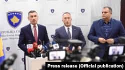 Predsednik Skupštine Kosova Kadri Veselji, odlazeći premijer Kosova Ramuš Haradinaj i gradonačelnik Prištine Špend Ahmeti na pres-konferenciji