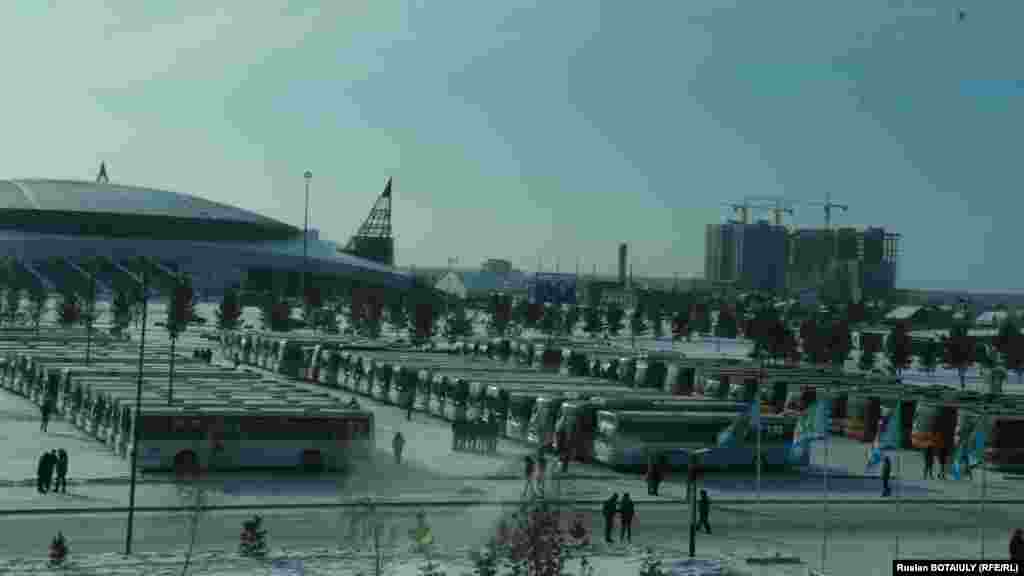 Автобусы на парковке у здания велотрека «Сарыарка». Астана, 1 декабря 2014 года.