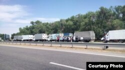 Айдоочулар жолдо жүрүү акысын киргизүүгө каршы акция уюштурушкан. Түркстан, 30-май, 2021-жыл