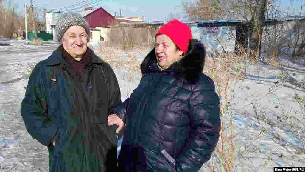 Жители Соцгорода, одного из самых больших районов Темиртау, около 20 лет живут без центрального водоснабжения и теплоснабжения, и без канализационной системы. Они говорят, что власти, выделяя миллионы средств на декорации в центре города и на некачественный ремонт дорог, совсем забывают про другие районы в городе, жители которых также платят налоги и тоже имеют право жить в цивилизованных условиях. Местные власти говорят, что "за один день все сделать невозможно", пытаясь тем самым оправдаться.