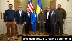 Američka delegacija u Kijevu, tokom susreta sa ukrajinskim predsjednikom, 1. maj 2022.
