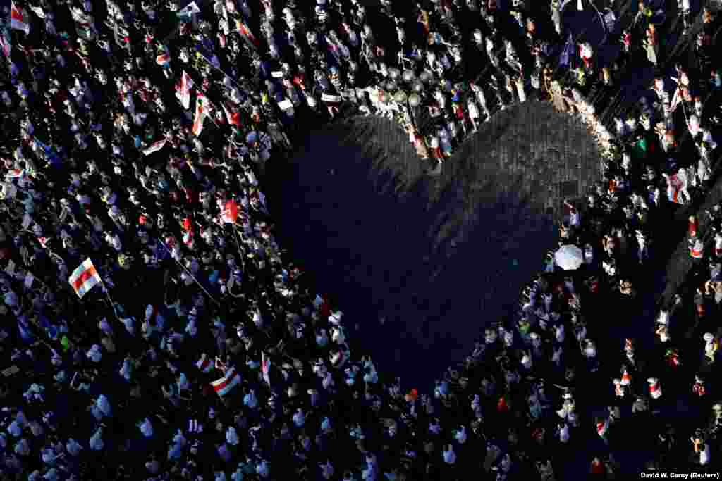 Bjelorusi koji žive u Češkoj su 16. avgusta, zajedno sa svojim pristalicama, okupili kako bi formirali "ljudsko srce" tokom protesta u Pragu u znak solidarnosti i podrške antivladinim demonstrantima u Bjelorusiji. 