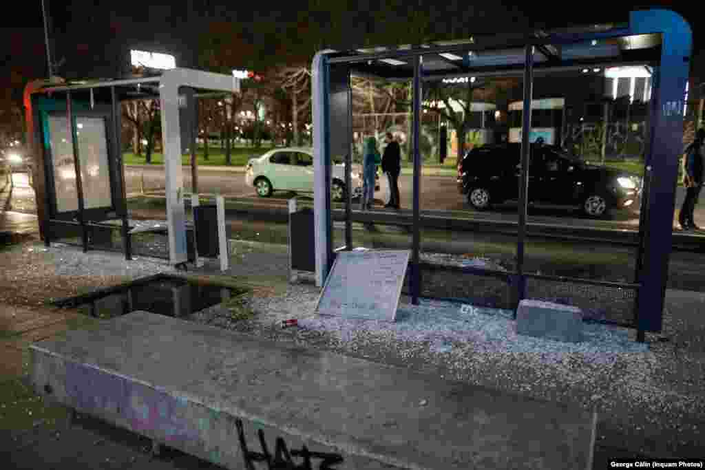 A fost devastată și o stație STB din apropiere de Piața Unirii.