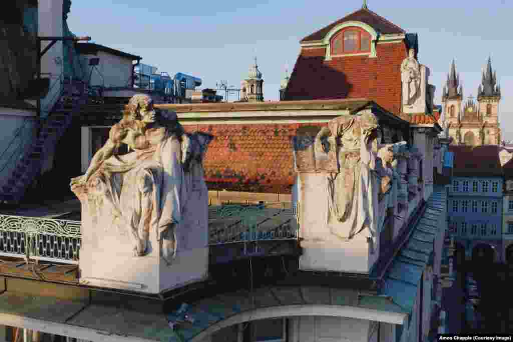 Skulpture Ladislava Salouna (1870-1946) na uglu nove gradske kuće. Saloun je takođe napravio čuveni spomenik Janu Husu na Starom gradskom trgu. 