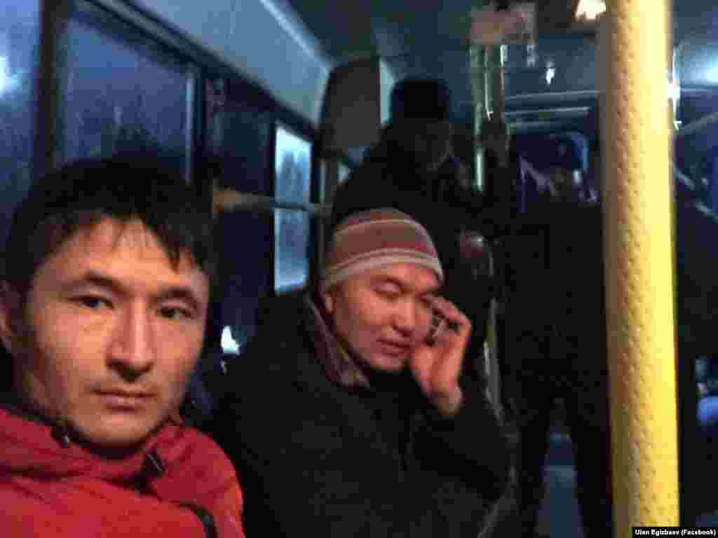 Уланбек Эгизбаев саясатчы Өмүрбек Текебаевдин кармалышына байланыштуу чогулган элди кармоо учурунда Ички иштер бөлүмүнө карай бара жаткан кез. (РОВДны карай). 26-февраль, 2017-ж. 
