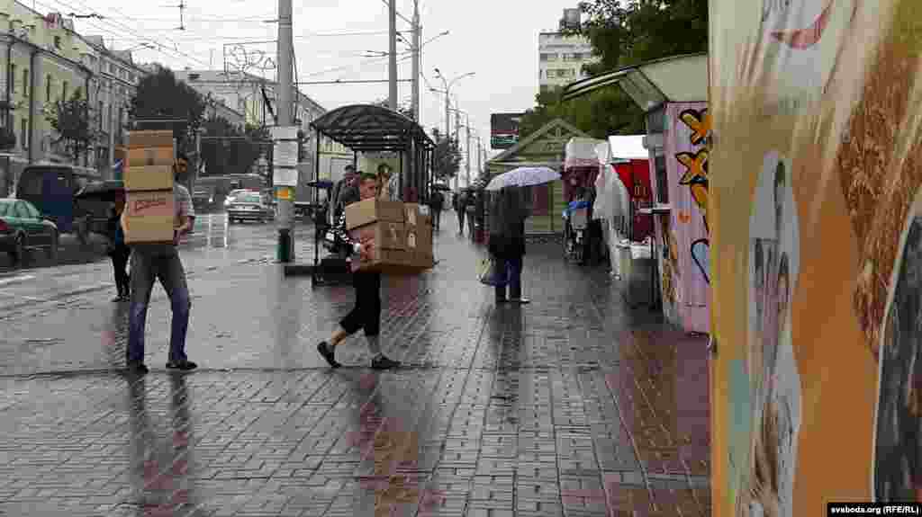Непагадзь прыпала на пятніцу і выходныя — якраз на тыя дні, калі гасьцей фэстывалю меркавалі завабіць продажам прамысловай прадукцыі без нацэнак, твораў мастацтва, сувэніраў і вырабаў народных майстроў.