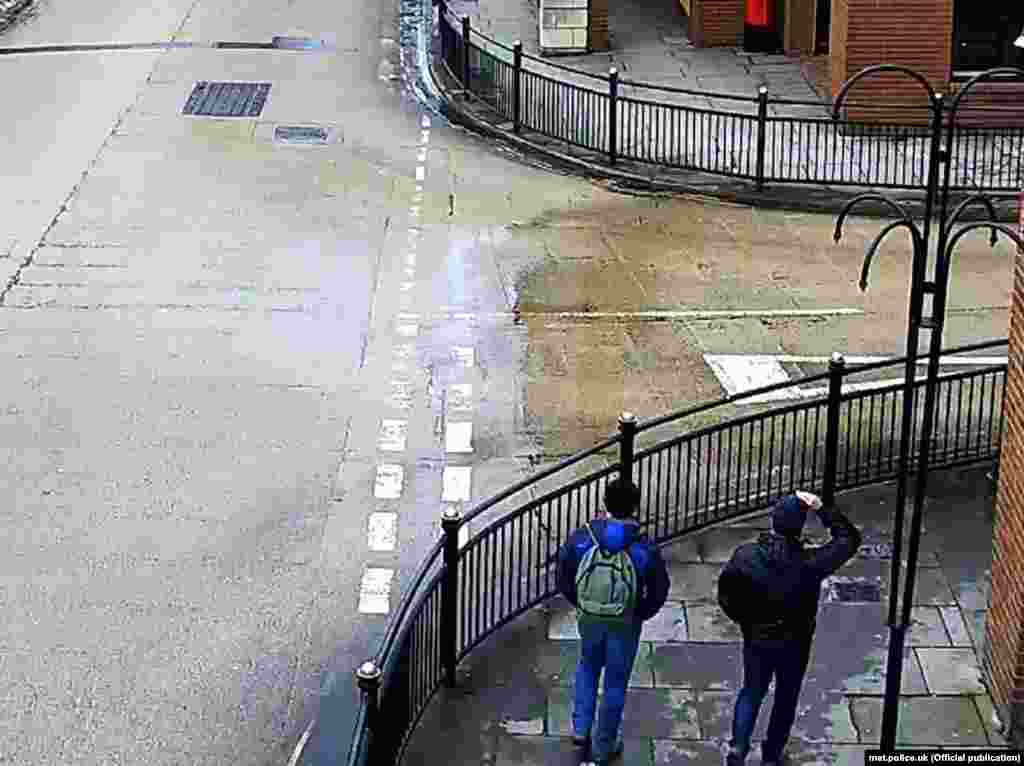 Подозреваемые на улице Фишертон в центре Солсбери направляются к железнодорожной станции. Кадр с камеры слежения. 4 марта, 13:08. 