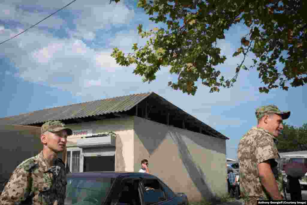 Бойцы сил безопасности у рынка в городе Гали на юге Абхазии. 