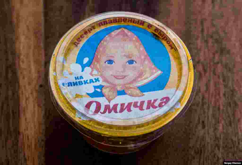 "Омичка", "десерт плавленый с сыром", рассчитан на ностальгию части покупателей по популярному плавленому сырку, выпускавшемуся в советские годы под тем же названием. Сделано, естественно, в Омске. 