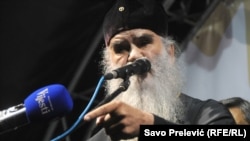 Amfilohije na protestu opozicije