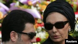 فرح دیبا به همراه فرزندش علیرضا پهلوی