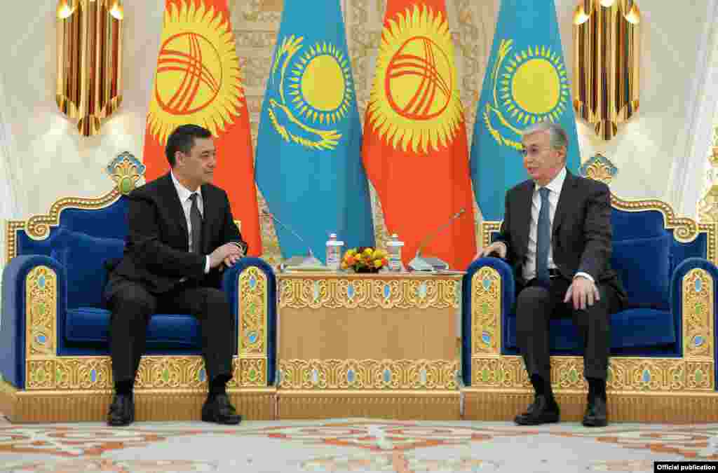 Президент Жапаров Казакстандын президенти Касым-Жомарт Токаев менен жолукту. 