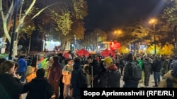 Грузинські мітингувальники пообіцяли залишатися на вулицях Тбілісі до проведення нових виборів, 19 листопада 2024 року