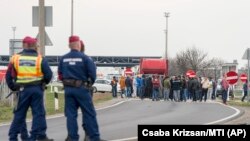 Mii de persoane au fost blocate la granița cu Austria după decizia Ungaria de a închide frontierele