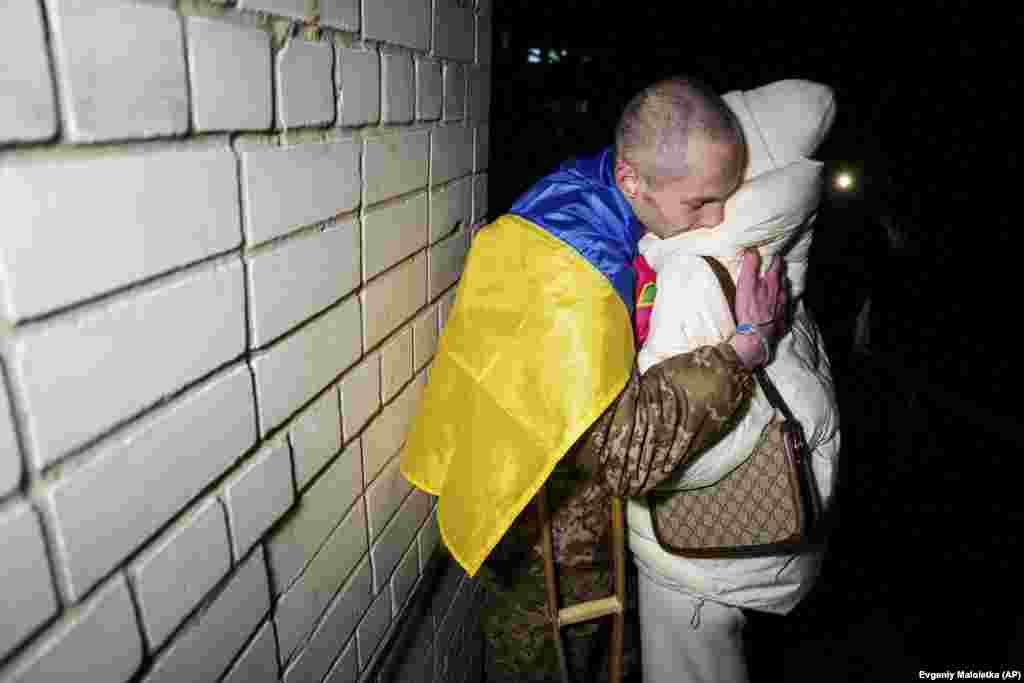 Орусия жана Украина ортосундагы туткун айырбаштоо жараяндарынын бири. Украиналык аскердин туткундан бошонгондон кийин жубайы менен алгачкы жолугушуусу.