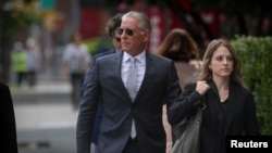 Charles McGonigal, un fost agent special FBI care a fost acuzat că a lucrat pentru oligarhul rus sancționat Oleg Deripaska, ajunge la tribunalul federal din Manhattan pe 15 august 2023.