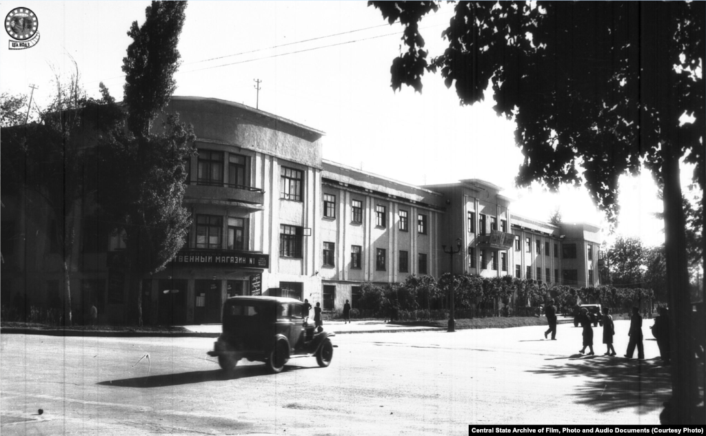 Здание правительства. 1947 год (слева). Первый Дом Наркоматов Казахской ССР был построен в 1934 году архитекторами Коростиным и Шевыревым. В нем располагалось несколько важных ведомств, в частности Наркомфин, Наркомзем и Наркомстрой. А там, где сейчас находится ресторан Ocean Basket, а до него было кафе «Солянка», когда-то работали продовольственный магазин и пельменная. В 1980-х значительная часть здания (со стороны тогдашней улицы Фурманова, которую три года назад переименовали в проспект Назарбаева, в честь теперь уже бывшего президента Казахстана), сгорела — сохранилась лишь его часть со стороны Панфилова. 