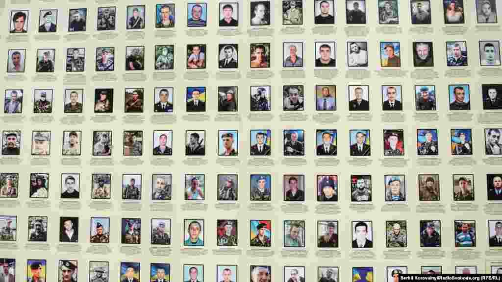 «Стіна пам’яті» з фотографіями та біографіями загиблих і зниклих безвісти бійців