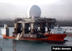 Американският морски радар X-Band, предназначен за проследяване на приближаващи се междуконтинентални балистични ракети, е транспортиран с кораб в Пърл Харбър, Хаваи, през 2006 г.