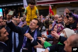 اکرم امام‌اوغلو در میان طرفدارانش