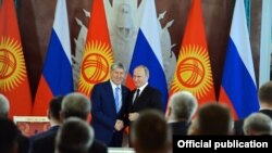 Алмазбек Атамбаев жана Владимир Путин. 20-июнь, 2017-жыл